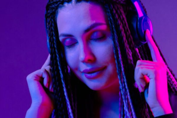 Song4art Musicas para gravar mulher escutando